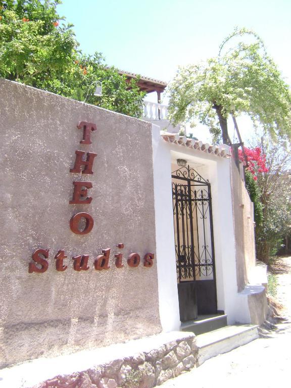 Theo Studios & Apartments Spétses Eksteriør billede