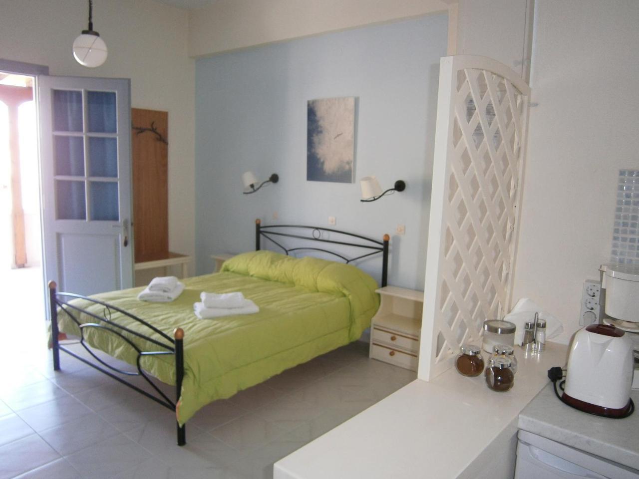 Theo Studios & Apartments Spétses Eksteriør billede